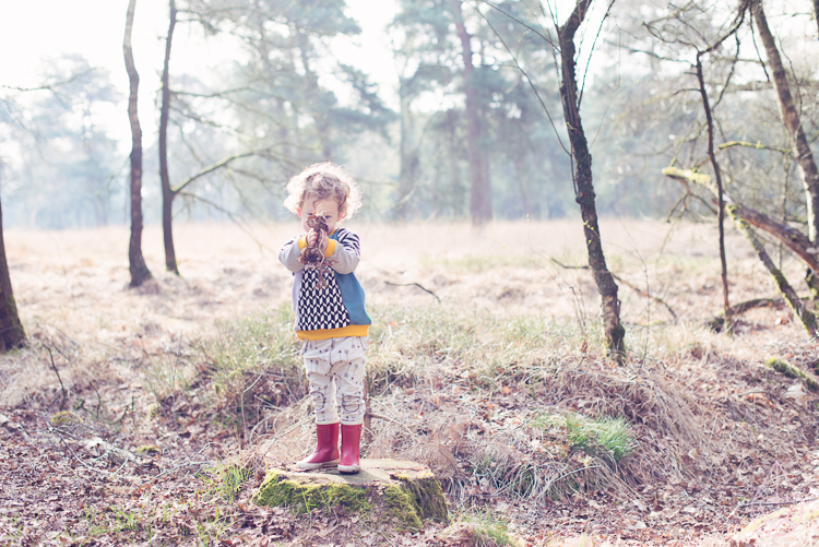 rode laarsjes in het bos