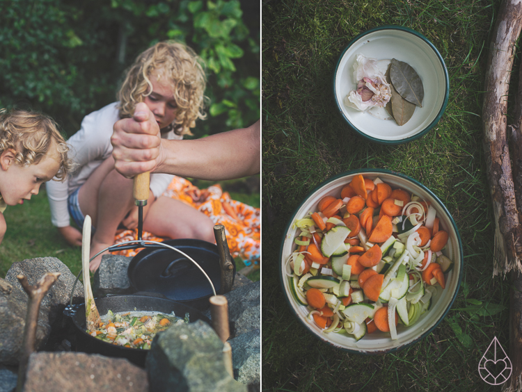 Cooking on a campfire, by Zilverblauw.nl