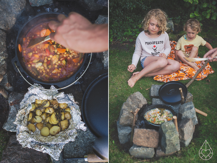 Cooking on a campfire, by Zilverblauw.nl