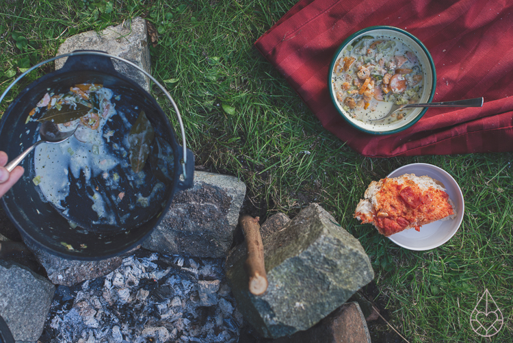 Cooking on a campfire, by Zilverblauw.nl