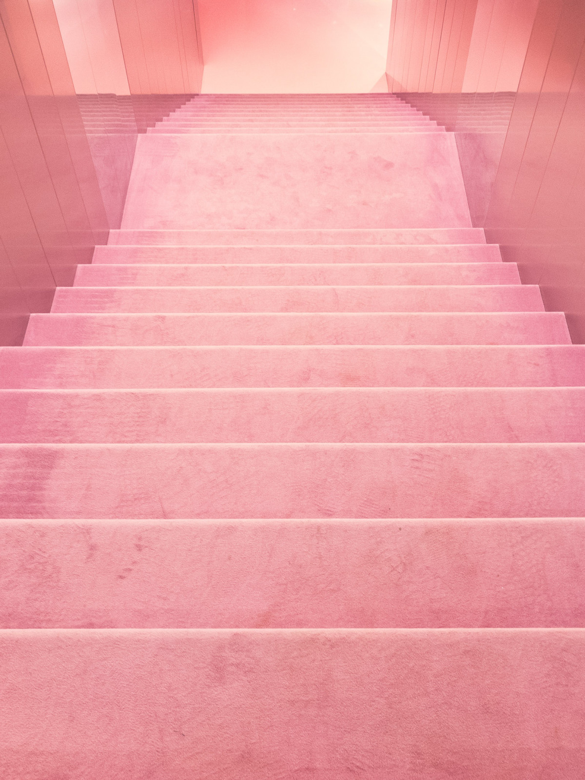 Розовый свет купить. Розовая лестница. Эстетика розового. Розовый свет. Розовые ступеньки.
