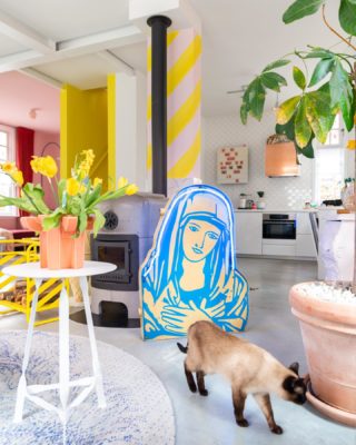 6 maanden geleden verloor ik mijn nichtje en @sterrenlaann haar zus Fransje. Ze werd maar 27 jaar. 
Fransje was bescheiden, ontwapenend lief en enorm betrokken. Ze heeft zich haar hele leven ingezet voor dierenwelzijn. Fransje heeft ons zoveel geleerd. Sinds ze er niet meer is, merk ik dat ik me, met haar erfgoed in mijn achterhoofd, meer en duidelijker uitspreek over onder andere onze kippen en de bio-industrie. Dat doe ik deels in haar naam. 

Fransje had autisme en wilde heel graag dat er meer bekendheid zou komen voor waar zij zo mee worstelde. 
Vandaag is het Wereld Autisme Dag. Overal op de wereld wordt op deze dag aandacht gevraagd voor autisme. Dit gebeurt onder meer door bekende gebouwen en monumenten blauw te verlichten. Daarmee wil het AutismeFonds laten zien dat autisme er gewoon mag zijn. Overal. Om daarmee zoveel mogelijk mensen met autisme een hart onder de riem te steken. 

Vandaag brandt mijn Maria blauw voor iedereen die met autisme in aanraking komt, maar in het bijzonder ter nagedachtenis aan Fransje.

Op onder andere @autismenva kun je meer lezen over hoe we mensen met autisme de kans kunnen geven mee te doen.