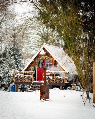 Although I really love the Christmas vibes this weather brings, April is too late (or too soon) for snow, if you ask me. The chickens don’t like it either. I think we all long for spring. 🌸
