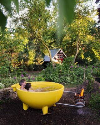 Growing older is something I never took for granted, and maybe that’s why reaching my 40th birthday makes me feel both terrified and thankful at the same time. 

One of my favorite quotes about aging is from Madeleine L’engle: “The great thing about getting older is that you don’t lose all the other ages you’ve been”. 
I vividly remember being 15, being 23 and 31 and I’m still very much the same person I was back then. So here’s to 480 months, 14610 days and 350640 hours, and counting. ♥️ 

Pictured are my beloved @casperboot, @mus_boot & DikTok in and around the birthday present I bought myself and my family to celebrate this milestone: a yellow Dutchtub from @weltevree, a dream coming true.