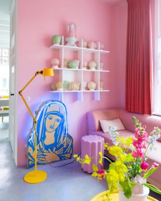 A collection of things I like. Items from the thriftshop, from @marktplaats and from flea markets combined with new design and a lot of color. Pictured is my collection of #thabur lamps, my vintage Maria neon, yellow lamp from @tonone_official and a stool by @kartell_official. 🌸♥️💕